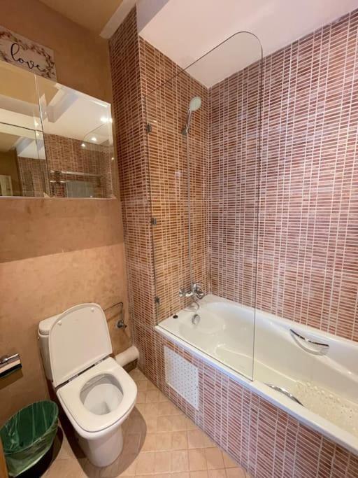 Big Luxury Near Airport *
